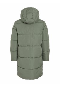 Abrigo acolchado en un verde oliva apagado, con capucha, mangas largas y secciones acolchadas verticales para aislamiento y textura.