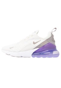 Zapatillas Nike Air Max en malla blanca y gris claro con una prominente unidad de amortiguación de aire púrpura, que presenta un diseño elegante y material texturizado.