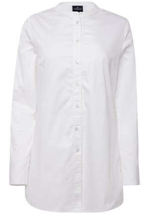 Bílá košile na knoflíky s dlouhými rukávy, kulatým límcem, přední léga a jemným leskem. Disponuje rovnými lemy a bočními rozparky pro větší pohodlí.