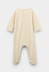 Cremfarbener Baby-Overall aus weichem Stoff, mit langen Ärmeln, rundem Ausschnitt, Druckknopfverschluss auf der Rückseite und elastischen Bündchen an den Knöcheln.