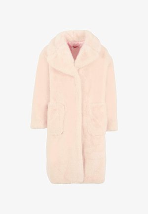 Cappotto in finta pelliccia rosa chiaro e morbido, con colletto ampio, maniche lunghe, due tasche frontali a toppa e una fodera interna in satin liscio.