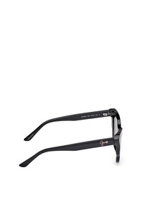 Gafas de sol rectangulares negras con un acabado brillante, que presentan un logo en oro rosa en la patilla y un diseño de bisagra resistente.