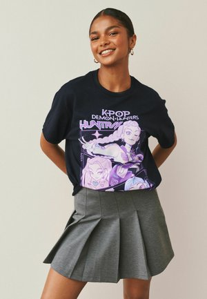 REGULAR FIT - KPOP DEAMON HUNTERS GRAPHIC  - Nyomott mintás póló - grey