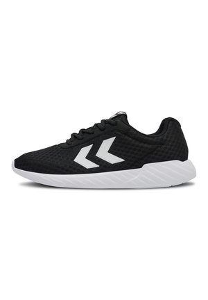 Czarny sportowy sneaker z białymi logo w kształcie chevron po bokach, siateczkową cholewką, czarnymi sznurowadłami i grubą białą teksturowaną podeszwą.