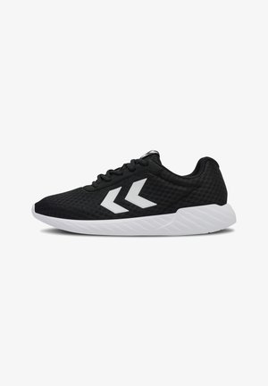 Zapatilla deportiva negra con logotipos en forma de chevron blancos en el lateral, parte superior de malla, cordones negros y suela gruesa blanca texturizada.