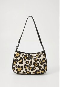 Kicsi válltáska fekete és barna leopárdmintával, fekete pánttal és a DKNY logójával az elején.