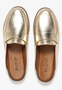 Guldmetalliska slip-on skor med platt klack, rund tå och slät yta; läder ovandel och tanfärgad innersula med varumärkeslogotyp.