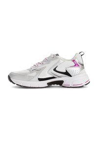 Sportieve sneakers met een zilveren gaas bovenkant, zwarte accenten, roze veters en een gevoerde kraag. Heeft een gestructureerde zool voor grip.
