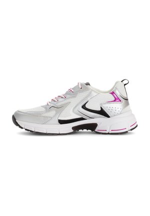 Sportieve sneakers met een zilveren gaas bovenkant, zwarte accenten, roze veters en een gevoerde kraag. Heeft een gestructureerde zool voor grip.