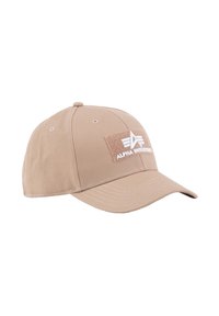Căciulă de baseball bej cu vizor curbat și un logo alb brodat pe un patch texturat. Fabricată dintr-un material durabil cu spate ajustabil.