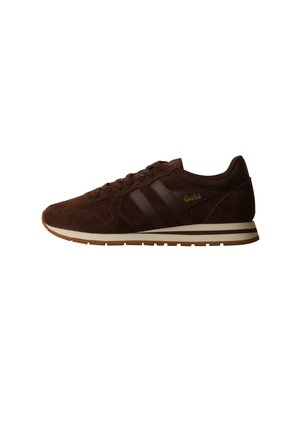 Zapatilla de ante marrón oscuro con dos franjas de cuero en el lateral, una entresuela blanca con franjas marrones y la marca "Gola" en letras doradas.