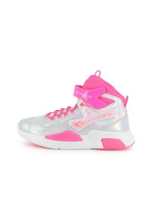 Høye sneakers med en skinnende sølv- og rosa fargekombinasjon, som har en reflekterende overdel, justerbar stropp og mønstrede detaljer.