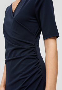 s.Oliver BLACK LABEL KLEID MIT ALL-OVER-MUSTER - Freizeitkleid - navy