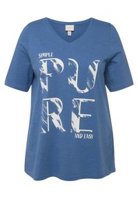 Blå bomullströja med V-ringning, med vit text som säger "ENKEL, REN OCH ENKEL". Kortärmad och med en lös passform.