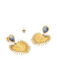 Pendientes en tono dorado con un diseño texturizado de estallido solar, con una piedra en forma de lágrima azul en la parte superior. Incluyen un pequeño broche de color dorado.