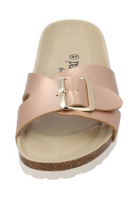 Rosa Kunstleder-Slipper-Sandale mit einem breiten Riemen und einer goldenen Schnalle, ausgestattet mit einer Korksohle und einem gepolsterten Fußbett für Komfort. Größe 37.