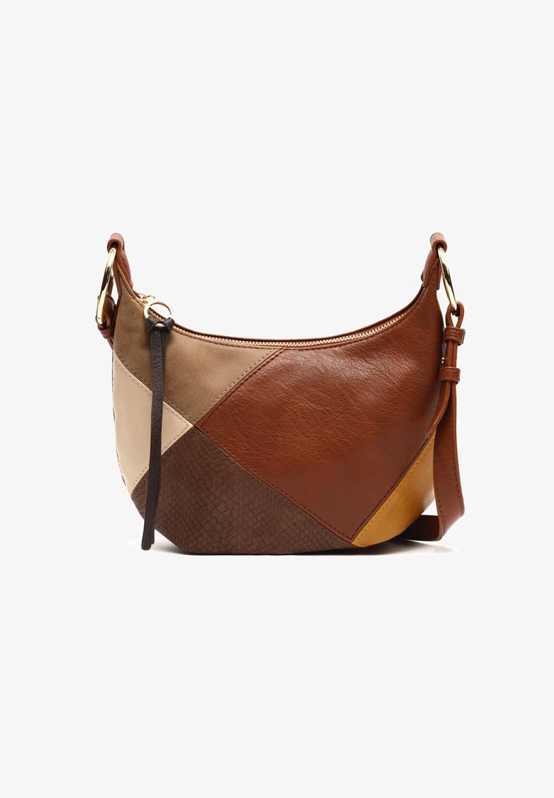 Borsa in pelle marrone con una forma curva e design patchwork; include sezioni beige e marrone scuro, chiusura con cerniera e tracolla regolabile.
