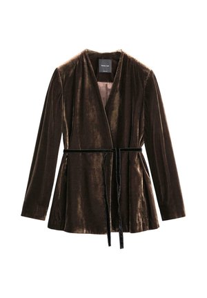 Hnědý sametový zavinovací kabátek s dlouhými rukávy, výstřihem do "V" a páskem ze stejné tkaniny. Hladká textura s jemným leskem.