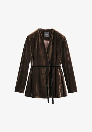 Bruine fluwelen overslagvest met lange mouwen, V-hals en een bijpassende stoffen ceintuur. Soepele textuur met een subtiele glans.