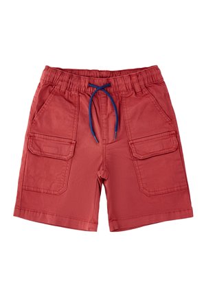 Pantalones cortos cargo rojos para niños con cintura elástica, cordón azul, bolsillos laterales y bolsillos cargo con solapa en ambas piernas.