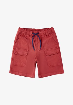 Pantalones cortos cargo rojos para niños con cintura elástica, cordón azul, bolsillos laterales y bolsillos cargo con solapa en ambas piernas.