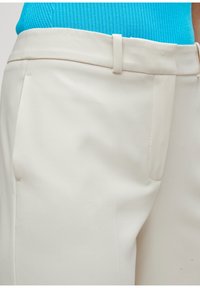 comma MIT HIGH RISE-BUND - Trousers - ecru