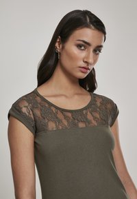 Urban Classics LADIES TOP LACES TEE - Trükipildiga T-särk - olive