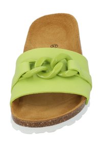 Sandale glissante vert citron avec un accent de chaîne brillant, semelle en liège et semelle extérieure en caoutchouc blanc. Dotée d'un dessus en matériau doux et texturé. Taille 37.