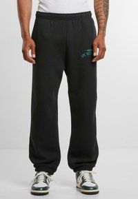 Upscale by Mister Tee Teplákové kalhoty - black