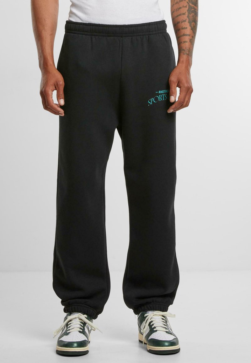 Upscale by Mister Tee Teplákové kalhoty - black