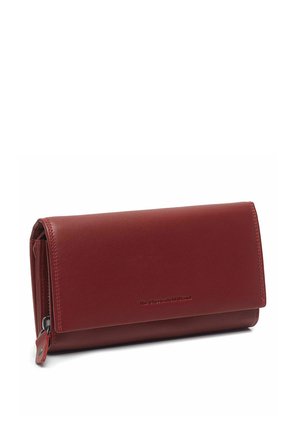 Rote Lederbrieftasche mit Klappenverschluss, seitlicher Reißverschlusstasche und geprägt eingraviertem Markennamen auf der Vorderseite.