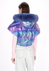 Imprezowa kurtka typu puffer w odcieniach niebieskiego i fioletu, z puszystym niebieskim futrzanym kołnierzem, krótkimi rękawami i elastycznym pasem.