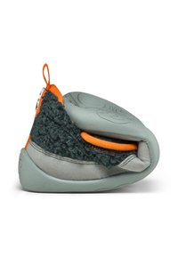 Scarpa grigio-verde con accenti in morbido verde scuro, rifiniture arancioni e suola in gomma testurizzata. Presenta un design pieghevole e una linguetta per appenderla.
