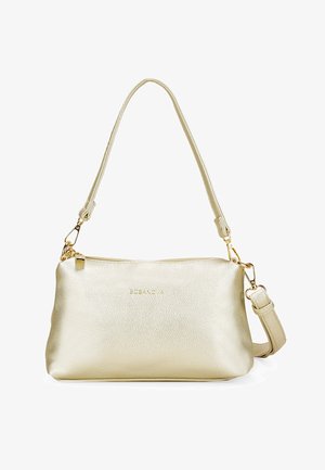 Bolso de mano metálico dorado con un acabado texturizado. Cuenta con una correa de hombro desmontable y un cierre de cremallera. Logotipo grabado en la parte frontal.