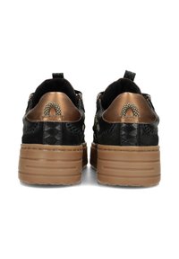 Baskets noires avec un motif texturé, accents bronze et une semelle épaisse marron. Présentent un design tissé au talon et une languette arrière.