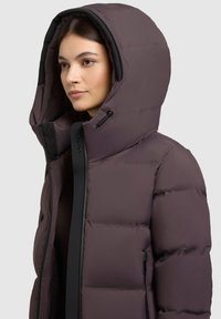 Chaqueta de plumas morada con una gran capucha ajustable, textura brillante, cremallera vertical y acentos negros en el frente y los puños.