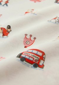 Autobuz roșu etajat cu inscripția „Est Londra”, jucător de hochei pe gheață și model de coroană florală roz pe material alb.