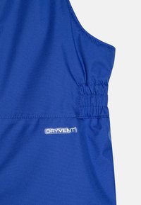 Modrá textilná tielko s elastickým zhromaždením a logom "DRYVENT" blízko lemu. Hladká textúra s ľahkým dizajnom.