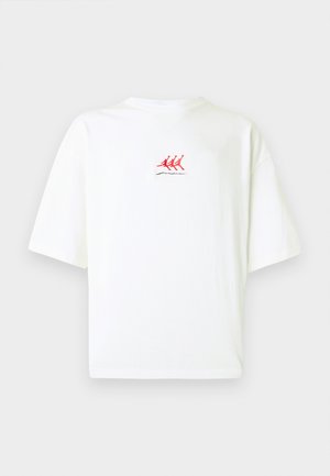 Camiseta blanca de algodón con mangas cortas, que presenta un pequeño gráfico bordado en rojo de tres figuras en movimiento cerca del centro.