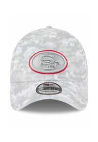Grau camouflierte Mütze mit strukturiertem Design, ausgestattet mit einem gestickten ovalen Logo in Silber und Rot. Größe als mittel-groß gekennzeichnet.