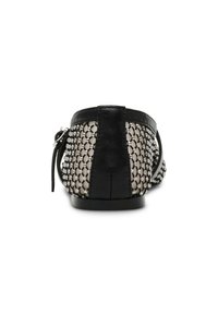 Scarpe flat nere e in rete metallizzata con punta arrotondata, dettagli in pelle e un fiocco decorativo. Suola in gomma piatta.