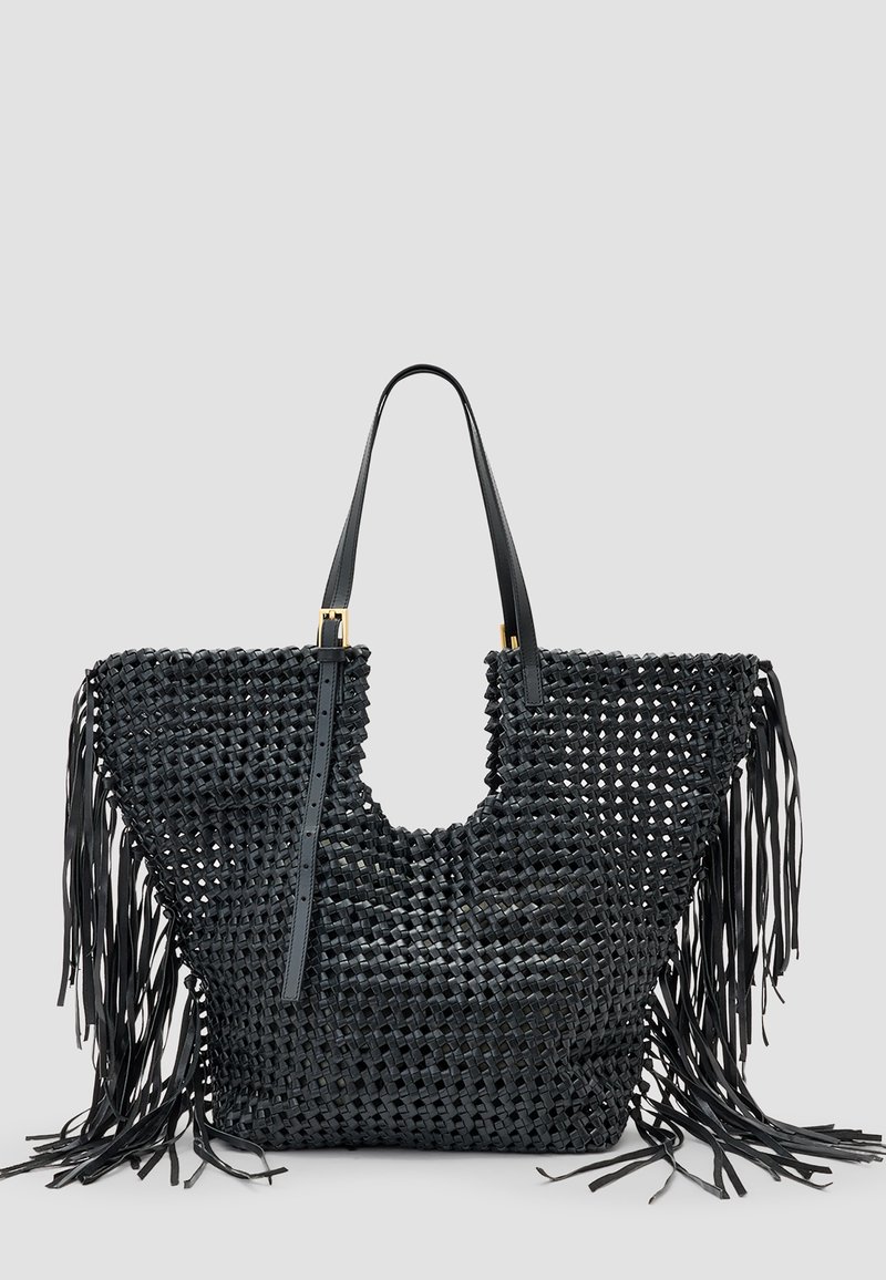 Borsa tote nera in tessuto intrecciato con un centro a intaglio, dettagli in frange di pelle e due manici lunghi. Superficie testurizzata, con un design intrecciato intricato.
