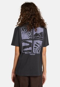 Schwarzes Baumwoll-T-Shirt mit einem lila abstrakten Landschaftsdesign auf der Rückseite, mit lockerem Schnitt und Rundhalsausschnitt.