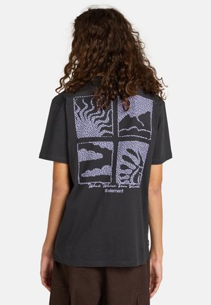 Zwarte katoenen T-shirt met een paarse abstracte landschapsafbeelding op de achterkant, met een ontspannen pasvorm en ronde hals.