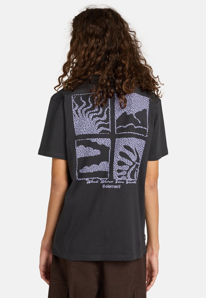 Schwarzes Baumwoll-T-Shirt mit einem lila abstrakten Landschaftsdesign auf der Rückseite, mit lockerem Schnitt und Rundhalsausschnitt.