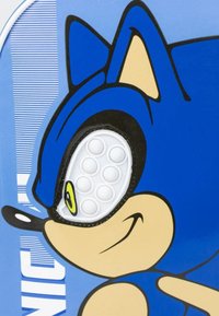 Design di un personaggio blu che presenta Sonic con un occhio bianco testurizzato e un contorno nero, ambientato su uno sfondo azzurro chiaro con strisce orizzontali.