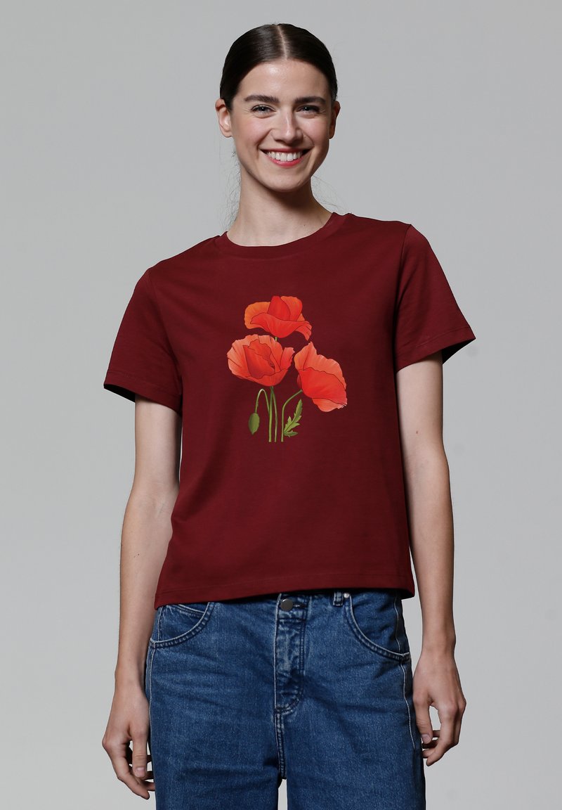 T-shirt en coton bordeaux avec un design floral de coquelicots rouges et oranges et tiges vertes, à manches courtes et col rond.