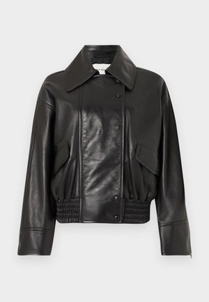 Veste courte en cuir noir avec large col, boutons-pression, manches longues, poches à rabat et taille élastiquée froncée.