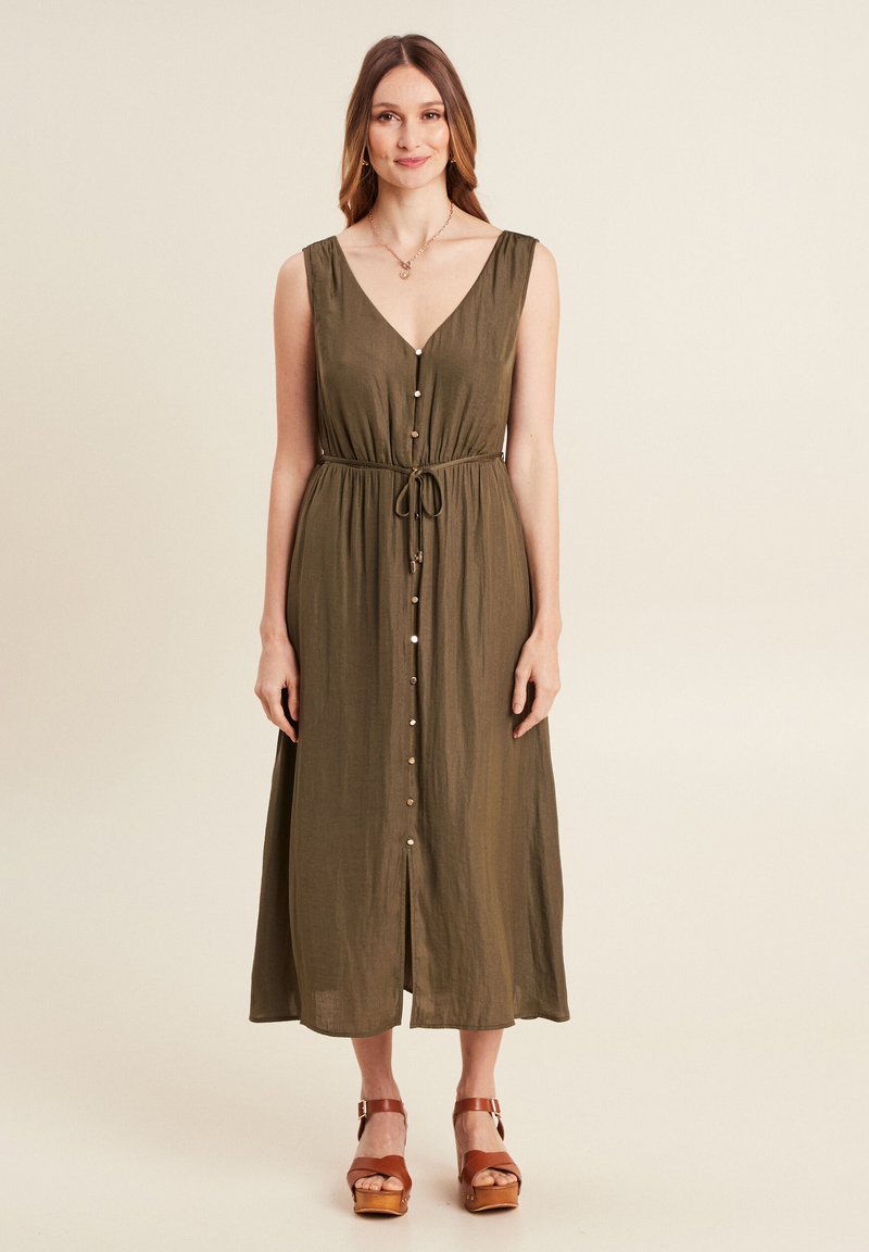 Olivgrünes Midikleid mit V-Ausschnitt und vorderem Knopfverschluss, tailliert und mit verstellbarem Bindegürtel. Glattes Material und ärmelloses Design.