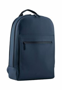 Zaino blu navy con una texture liscia, due cerniere, una tasca frontale e un design rettangolare elegante. Presenta un branding sottile nella parte anteriore inferiore.